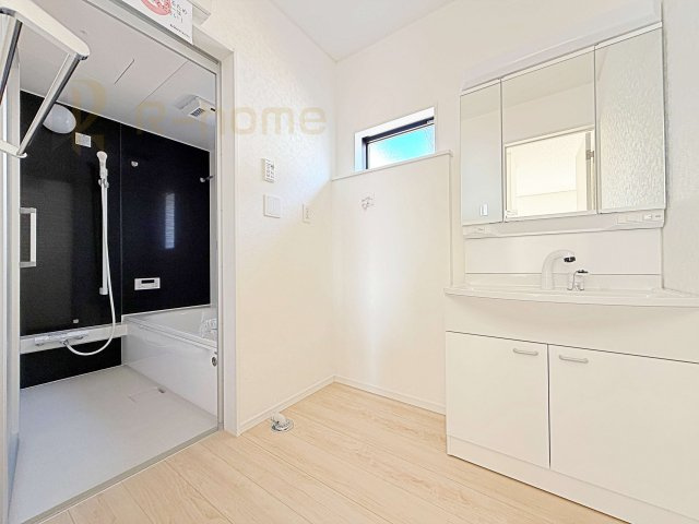 かすみがうら市下稲吉第15　新築戸建て　2号棟の洗面所|清潔感溢れる洗面台は嬉しい三面鏡付き。洗剤や歯ブラシなどもすっきり収納できます♪