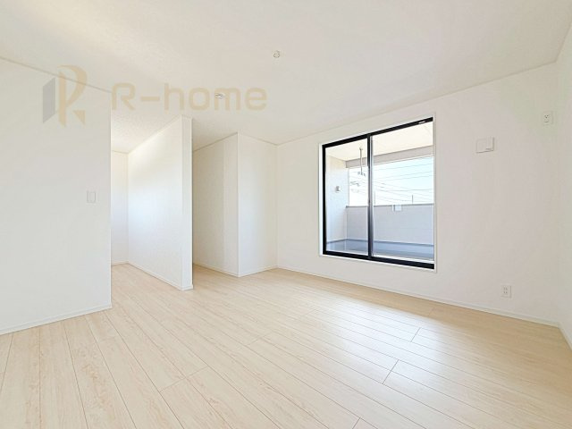 かすみがうら市下稲吉第15　新築戸建て　2号棟の洋室|収納便利なウォークインクローゼット付きの洋室♪
明るく風通しの良いお部屋です♪
