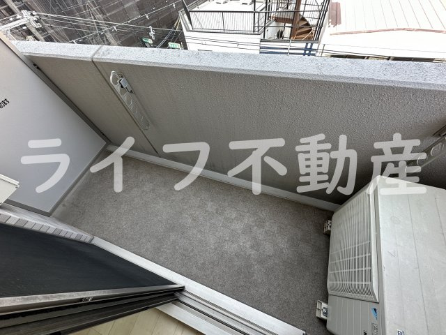 プレシオ小阪のバルコニー|外からの目が気にならないバルコニーで洗濯物が干せます