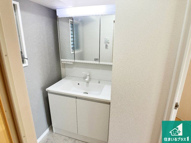 パームスクエアジェームス山の独立洗面台|清潔感のある洗面台です。フラットな鏡は掃除がしやすく毎日清潔！鏡裏には収納があるのでスッキリとした洗面台が保てます。