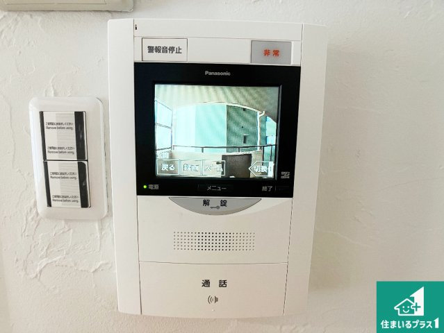 パームスクエアジェームス山の防犯設備|カラーモニターインターホン！声だけでなく来訪者の姿や顔がモニターで確認できるので、小さなお子様がいらっしゃるご家庭でも安心できます！