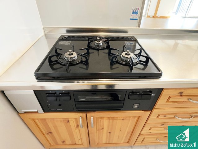 パームスクエアジェームス山の設備|ダブル高火力Ｓｉセンサー付きコンロ！３口あるので、まとめて料理をする時も大活躍！