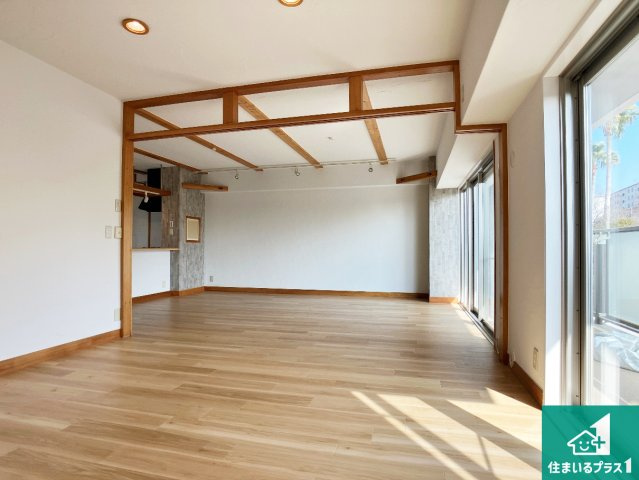 パームスクエアジェームス山の居間・リビング|日当たり良好の明るいリビングで朝の目覚めもスッキリできそう！対面キッチンでご家族のコミュニケーションも自然と増える設計！小さなお子様が遊ぶスペースを作っても広々とくつろげるLDK！