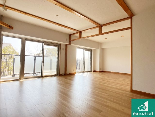 パームスクエアジェームス山の居間・リビング|明るいリビングで朝の目覚めもスッキリできそう！対面キッチンでご家族のコミュニケーションも自然と増える設計！小さなお子様が遊ぶスペースを作っても広々とくつろげるLDK！