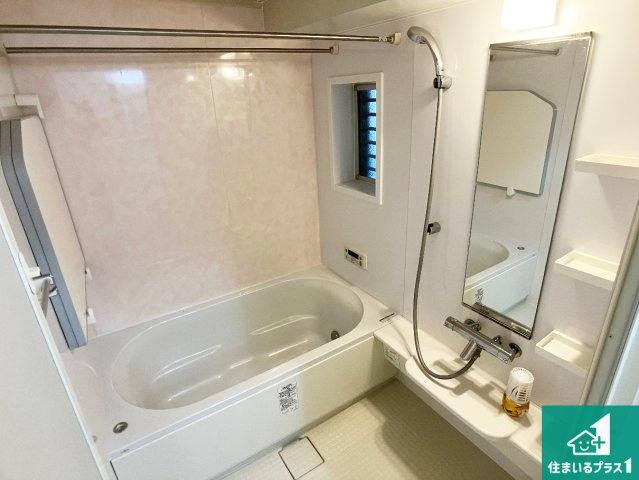 パームスクエアジェームス山の浴室|足をゆったり伸ばして寛げる浴槽です。浴室乾燥機も設置しているので、雨の日の洗濯物も安心です♪