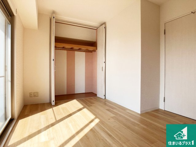 パームスクエアジェームス山の洋室|寝室は心地よい眠りについてもらいたくて、シンプルかつ開放的な空間な設計にしています！大きな窓から差し込む日が心地いいです♪