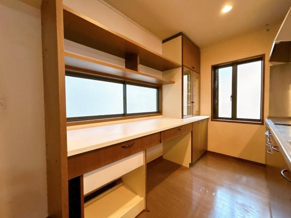 【No.7618】美萩野4丁目/4LDK/内外装リフォーム済のキッチン|背面収納が設置されています。