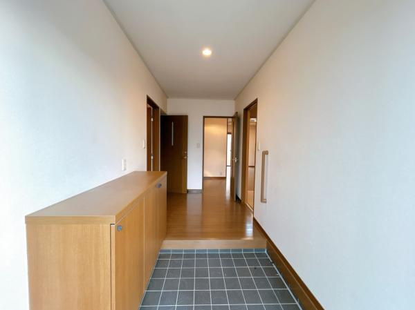 【No.7618】美萩野4丁目/4LDK/内外装リフォーム済の玄関|玄関の内観です