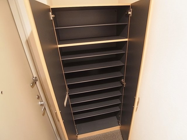 エルパラッツォ塚本の玄関|玄関には靴箱も有ります