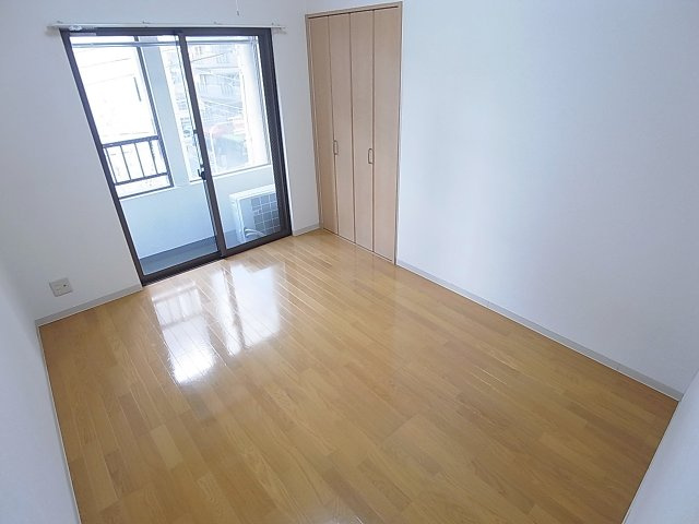 エルパラッツォ塚本の居間・リビング|解放感のある明るいお部屋です