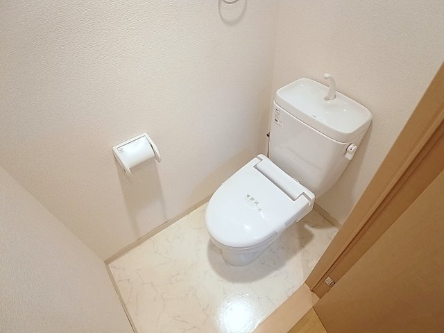 エルパラッツォ塚本のトイレ|トイレは暖房便座機能付きで冬でも暖かいです