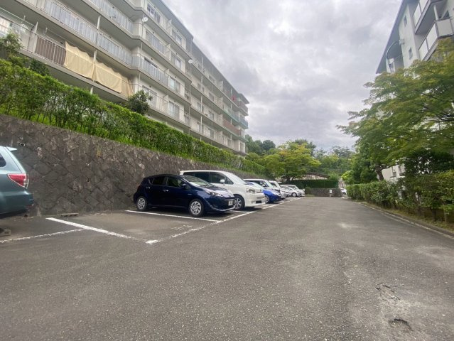 高槻塚原台ハイツ13号棟の駐車場