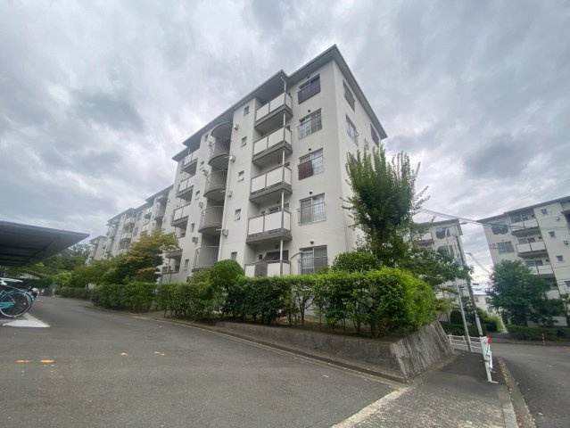 高槻塚原台ハイツ13号棟の外観