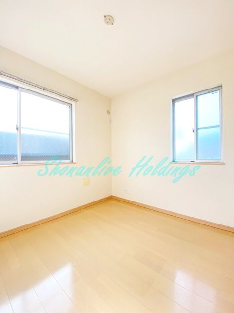 Les Ailes Vの寝室|二面採光で明るい室内