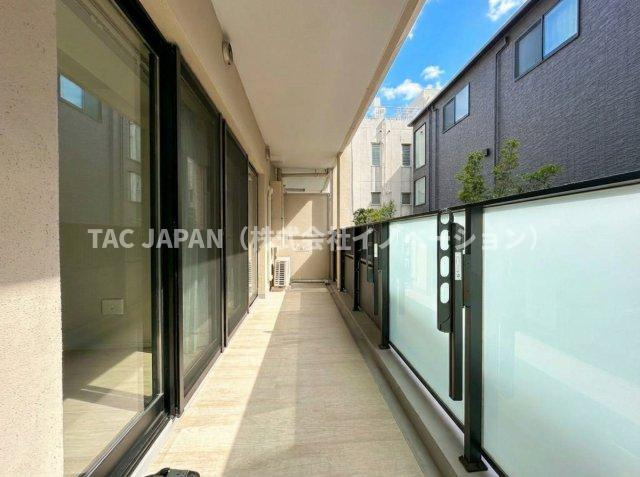 ディアナコート小石川播磨坂レジデンスのバルコニー|気持ちの良い日差しがふんだんに注ぐ開放的なワイドバルコニー。風通しも良く不思議と空が近く感じられます。