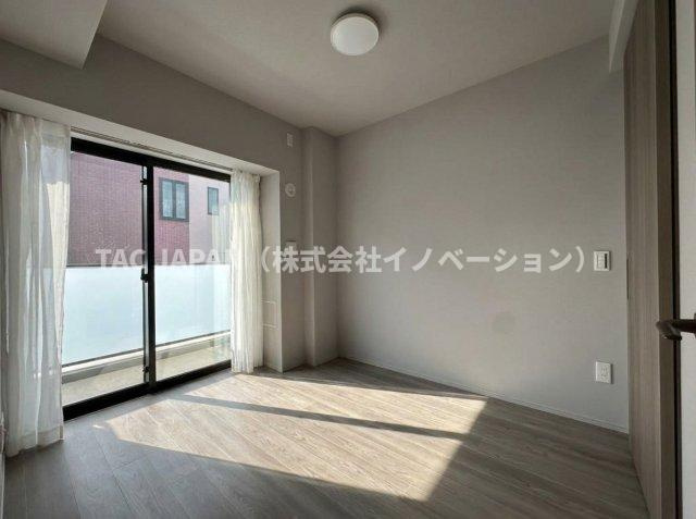 ディアナコート小石川播磨坂レジデンスの洋室|バルコニーから心地よい良い日差しがふんだんに注ぐ洋室（約5.0帖）。全てのお部屋にウォークインクローゼットを備えていますので広さを問わず快適にお過ごしいただけます。