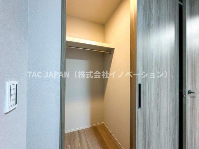 ディアナコート小石川播磨坂レジデンスの収納|衣装ケースや段ボールを箱のまま入れておける便利なウォークインクローゼット。
※洋室（約5.0帖）を撮影。