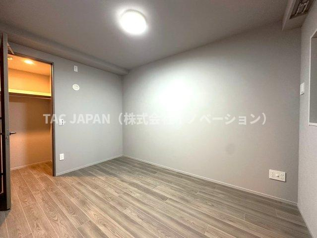 ディアナコート小石川播磨坂レジデンスの洋室|エアコンの設置やコンセント類も整備されお部屋としてお使いいだけるサービスルーム（約6.0帖）。衣装ケースや段ボールを箱のまま入れておける便利なウォークインクローゼットを各お部屋に完備しています。