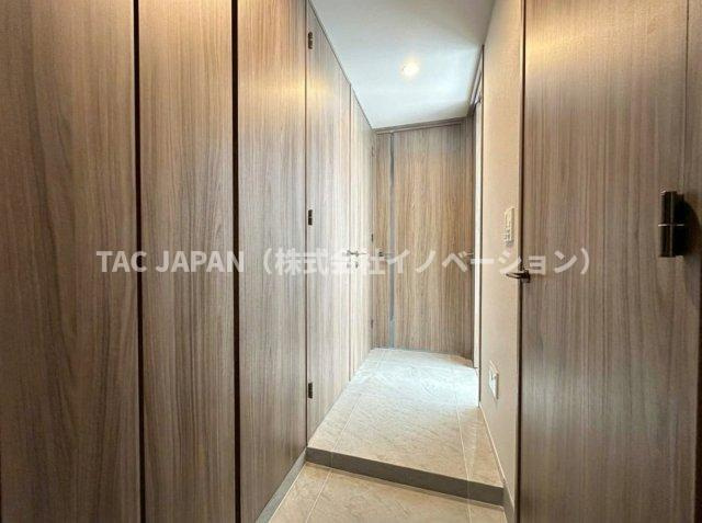 ディアナコート小石川播磨坂レジデンスの玄関|日頃からスッキリ使いたい玄関スペースには天井まで届く鏡付きの大型シューズボックスとシューズクローゼットを完備。明るく清潔感ある上質な玄関を創造しています。