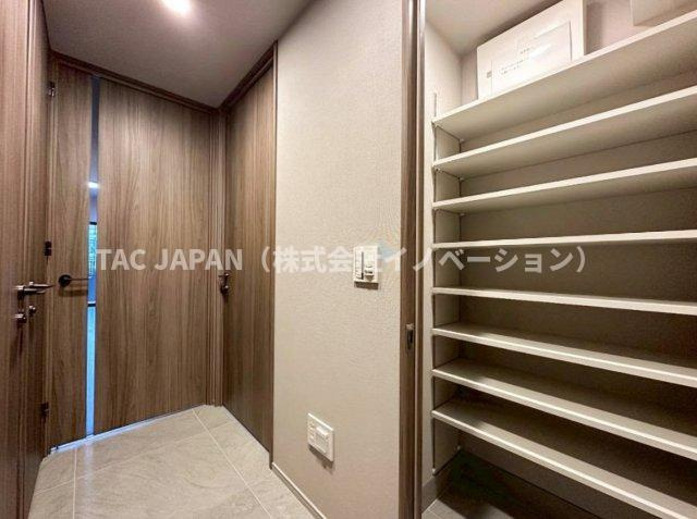 ディアナコート小石川播磨坂レジデンスの玄関|日頃からスッキリ使いたい玄関スペースには天井まで届く鏡付きの大型シューズボックスとシューズクローゼットを完備。明るく清潔感ある上質な玄関を創造しています。