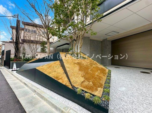 ディアナコート小石川播磨坂レジデンスの外観|シャッターで整備された1階の自走式駐車場（月額40000円/台）入口。