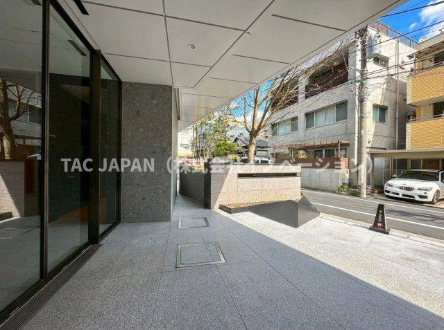 ディアナコート小石川播磨坂レジデンスのエントランス|徳川光圀公の弟の松平播磨守が上屋敷を構えたことを地名の由来とし、江戸時代からの伝統を継承する山手の御屋敷街「播磨坂」。その屋敷跡である本地は早春に咲き誇る桜並木の美景に受け継いだ由緒が薫り立つ邸宅地。