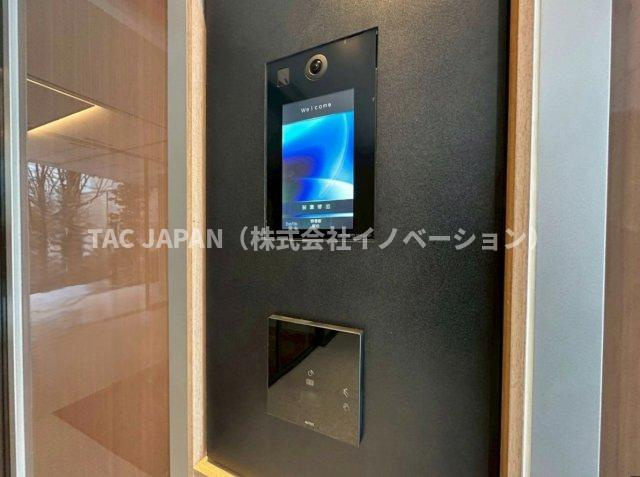 ディアナコート小石川播磨坂レジデンスのエントランス|【モニター付きWオートロック】
荷物を抱えていても鍵を近づければ開錠できる非接触タッチ式オートロック。エントランスを抜ける際にも開錠が必要となる安心のダブルオートロックシステム。