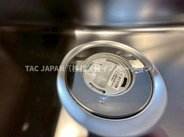 ディアナコート小石川播磨坂レジデンスのキッチン|【ディスポーザー】
生ごみを粉砕しそのまま流せる衛生的なキッチンディスポーザー。三角コーナーが不要になり、悪臭や虫の発生を防げる便利機器。