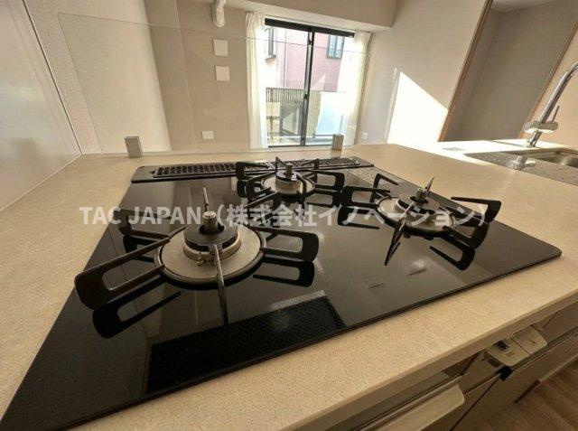 ディアナコート小石川播磨坂レジデンスのキッチン|【ガラストップ3口コンロ】
焼物を作りながら炒め物や煮込みも同時に調理！お調理の幅が広がる3口コンロ（お手入れ楽々ガラストップタイプ）。