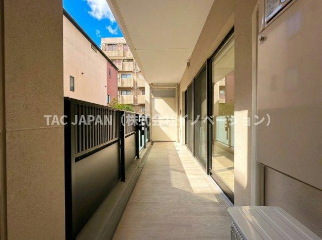 ディアナコート小石川播磨坂レジデンスのバルコニー|気持ちの良い日差しがふんだんに注ぐ開放的なワイドバルコニー。風通しも良く不思議と空が近く感じられます。