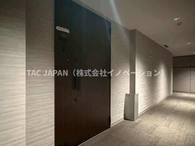 ディアナコート小石川播磨坂レジデンスの玄関|ホテルライクな内廊下設計。気温が低い日の撮影でしたが、エントランス内は暖房が利いていて快適に空間が形成されていました。