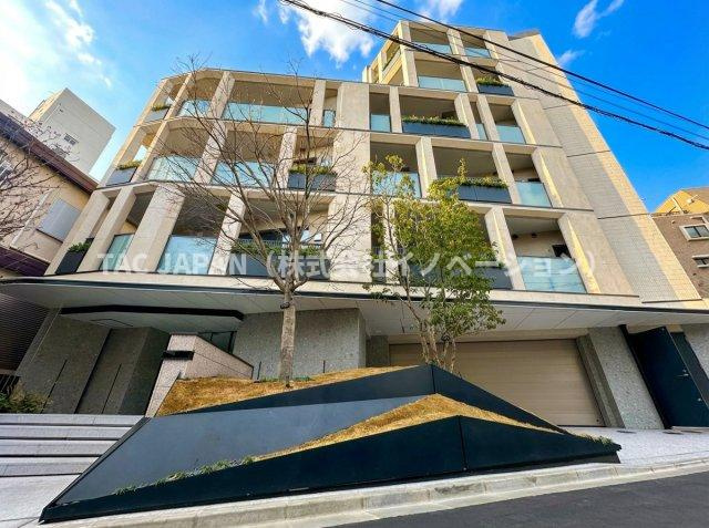 ディアナコート小石川播磨坂レジデンスの外観|徳川光圀公の弟の松平播磨守が上屋敷を構えたことを地名の由来とし、江戸時代からの伝統を継承する山手の御屋敷街「播磨坂」。その屋敷跡である本地は早春に咲き誇る桜並木の美景に受け継いだ由緒が薫り立つ邸宅地。