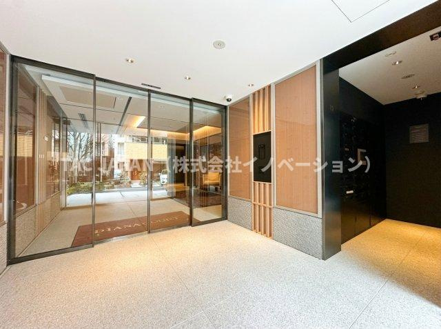 ディアナコート小石川播磨坂レジデンスのエントランス|歴史が息づく地に現代の美意識を重ね、春の桜と響き合う。播磨坂の情緒を受け継ぎながら新たな価値を紡ぐ由緒ある地に敬意を払い、桜と調和する美と品格を備え、豊かな人生に寄り添う洗練の都心邸宅。