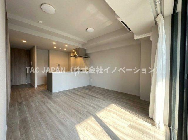 ディアナコート小石川播磨坂レジデンスの居間・リビング|【2ＬＤＫとして使える広々１ＳＬＤＫ】
日差しがふんだんに注ぐカフェのようなリビング。緑を望み落ち着きある暮らしを楽しむ上質な空間が創造されています。