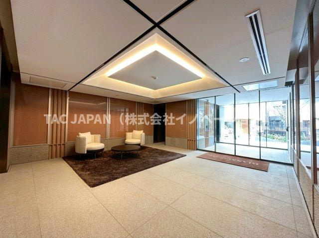 ディアナコート小石川播磨坂レジデンスのエントランス|歴史が息づく地に現代の美意識を重ね、春の桜と響き合う。播磨坂の情緒を受け継ぎながら新たな価値を紡ぐ由緒ある地に敬意を払い、桜と調和する美と品格を備え、豊かな人生に寄り添う洗練の都心邸宅。