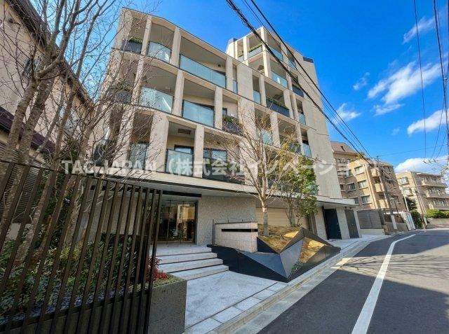 ディアナコート小石川播磨坂レジデンスの外観|徳川光圀公の弟の松平播磨守が上屋敷を構えたことを地名の由来とし、江戸時代からの伝統を継承する山手の御屋敷街「播磨坂」。その屋敷跡である本地は早春に咲き誇る桜並木の美景に受け継いだ由緒が薫り立つ邸宅地。