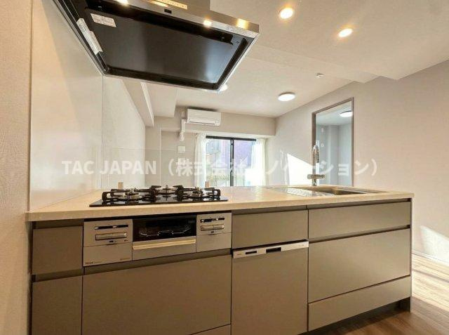 ディアナコート小石川播磨坂レジデンスのキッチン|お料理の合間でも会話が尽きない対面カウンターキッチン。食事の時間がバラバラでも最後の人がスイッチONで洗い物が完結できるビルトイン食器洗浄乾燥機・便利なディスポーザー・3口ガラストップコンロ等を完備。