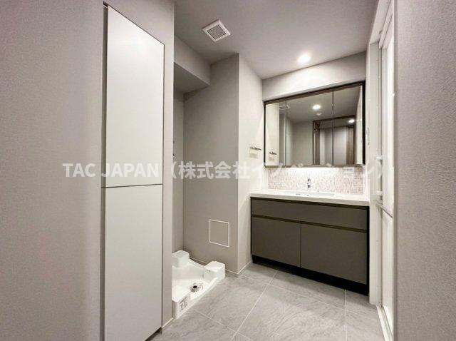 ディアナコート小石川播磨坂レジデンスの洗面所|大型の洗濯機を置いても余裕が感じられる脱衣スペースにはお洒落な洗面ユニットを設置。着替えやタオル、洗剤の買い置きなどリネン庫の使い方はお客様しだいです。