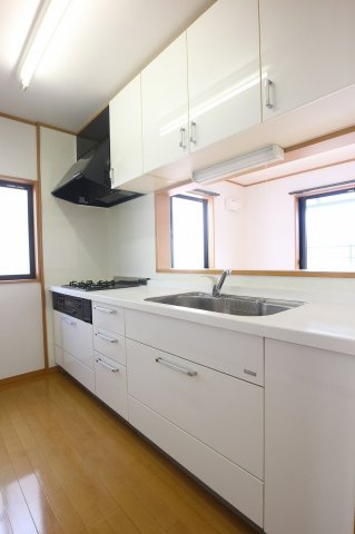 江戸川区谷河内2丁目一戸建のキッチン|コンパクトなキッチンで掃除もラクラク