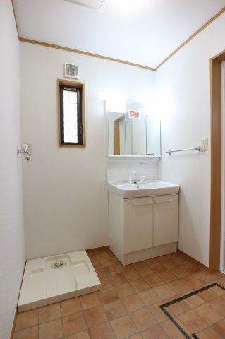 江戸川区谷河内2丁目一戸建の独立洗面台|独立洗面台あり、毎朝おしゃれに忙しい女性の方におすすめです