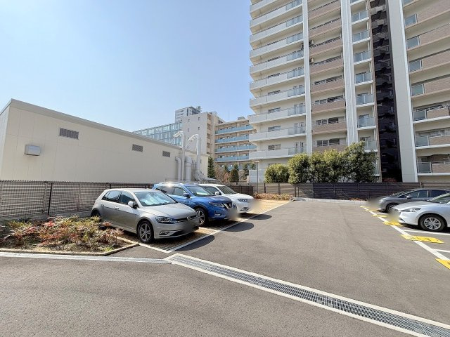 コンフォリア・リヴ新大阪西宮原ソルテラスの駐車場