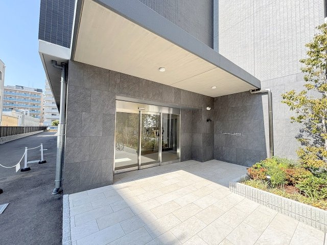 コンフォリア・リヴ新大阪西宮原ソルテラスのエントランス