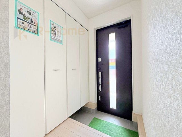 かすみがうら市下稲吉第15　新築戸建て　6号棟の玄関|気持ちよくご家族やゲストを送迎できる穏やかな雰囲気の玄関♪大きな下駄箱で玄関廻りスッキリ♪