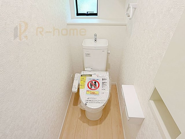 かすみがうら市下稲吉第15　新築戸建て　6号棟のトイレ|温水洗浄便座付きのトイレ。
トイレが２ヵ所設置で朝の忙しい時間でも安心です。