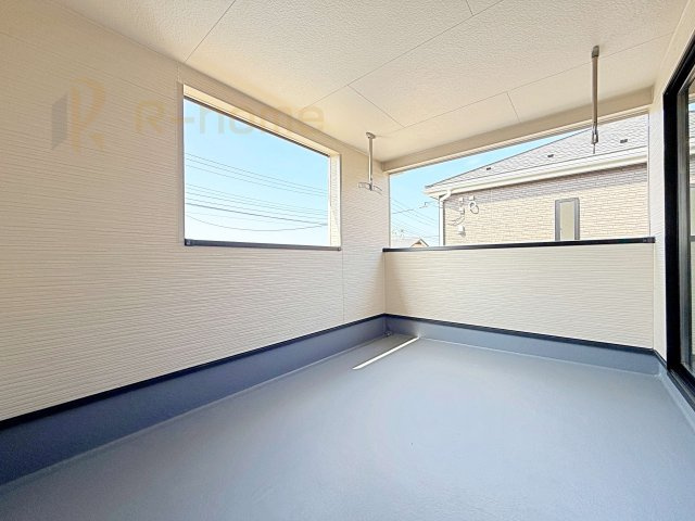 かすみがうら市下稲吉第15　新築戸建て　6号棟のバルコニー|急な雨でも安心のインナーバルコニー♪忙しいご夫婦も大満足♪
