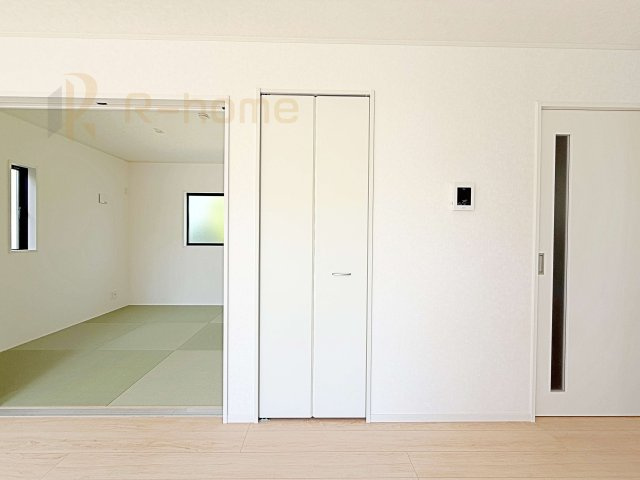 かすみがうら市下稲吉第15　新築戸建て　6号棟の収納|ストック品や防災グッズなどの収納にも便利なリビングクローゼット！