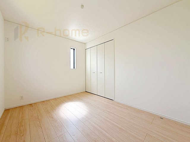 かすみがうら市下稲吉第15　新築戸建て　6号棟の洋室|どんな部屋家具も合わせやすいシンプルな洋室！
たっぷりの日差しと心地よい風が舞い込む住まい♪