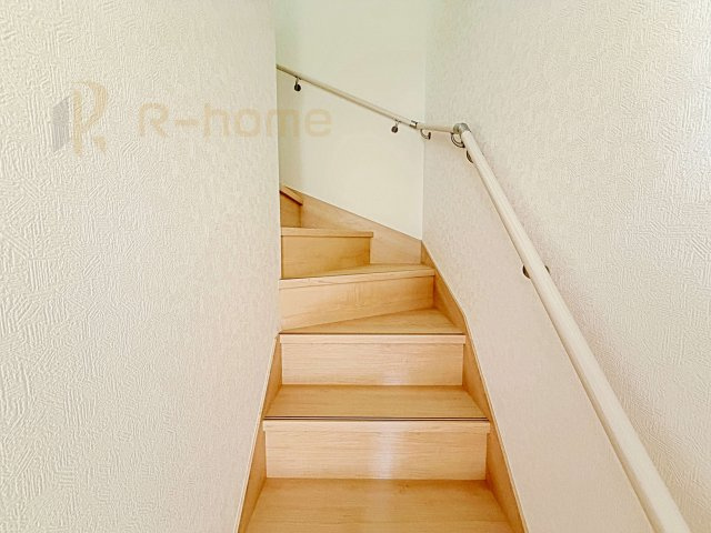 かすみがうら市下稲吉第15　新築戸建て　6号棟の内装|手すりのついた階段！小さなお子様の利用も一安心です♪