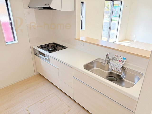 かすみがうら市下稲吉第15　新築戸建て　6号棟のキッチン|料理をしながら家族とコミュニケーションが取れる対面式システムキッチン。
