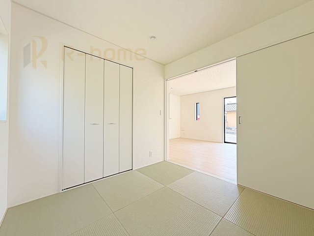 かすみがうら市下稲吉第15　新築戸建て　6号棟の和室|フローリングより衝撃が少ない和室は、ご両親のお部屋やキッズスペース、客間としても活用頂けます。